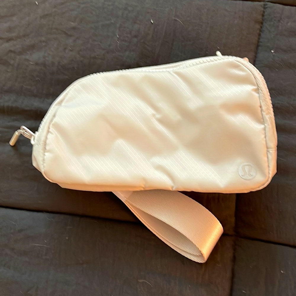 Lulu lemon Everywhere belt bag cream colored. NWT